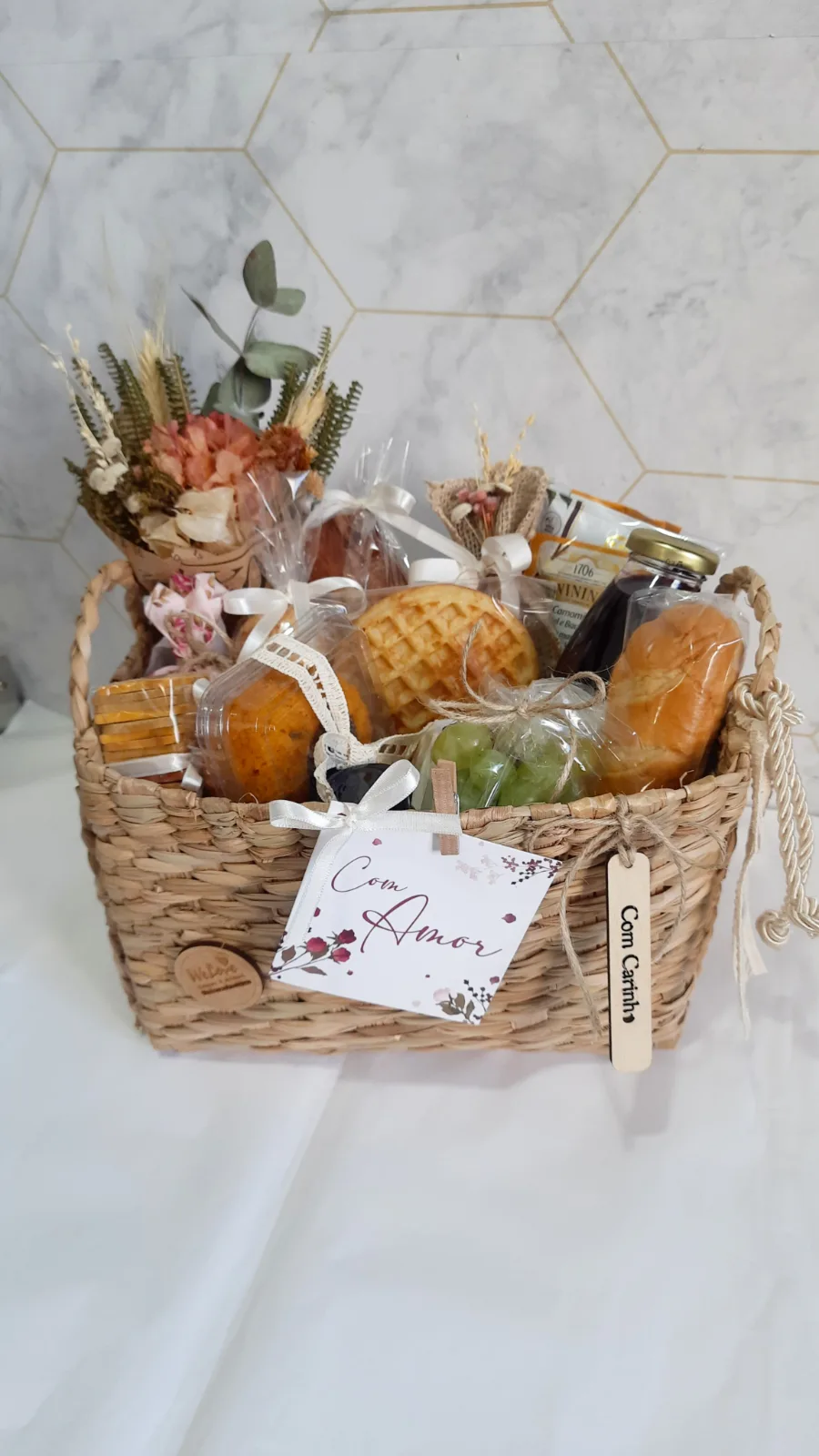 Cesta Rústica com Mini Buquê de Flores Secas