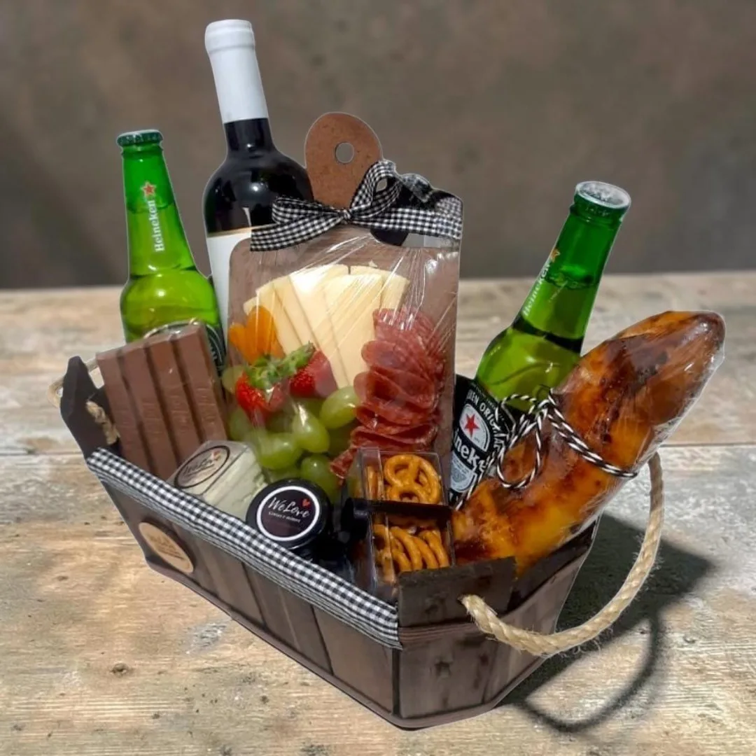 Cesta Rústica Frios, Petiscos e Bebidas